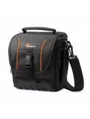 Adventura SH 140 II Lowepro - 
Fits compact DSLR with kit lens and extra lens or flash
Adjustable divider system in main compart