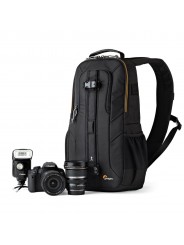 Slingshot Edge 250 AW Black Lowepro - 
Kompakte DSLR mit angesetztem Objektiv (z. B. 18–200 mm) plus zusätzlichem Objektiv
Platz