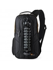 Slingshot Edge 250 AW Black Lowepro - 
Kompakte DSLR mit angesetztem Objektiv (z. B. 18–200 mm) plus zusätzlichem Objektiv
Platz