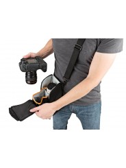 ProTactic Lens Exchange 200 AW Lowepro - 
Temporarily holds 2 lenses during exchange
Easy-grip main handle for smooth, single-ha