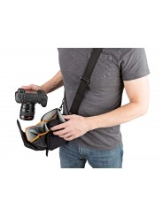 ProTactic Lens Exchange 100 AW Lowepro - 
Temporarily holds 2 lenses during exchange
Easy-grip main handle for smooth, single-ha