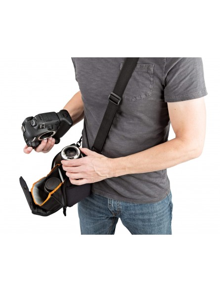 ProTactic Lens Exchange 100 AW Lowepro - 
Temporarily holds 2 lenses during exchange
Easy-grip main handle for smooth, single-ha