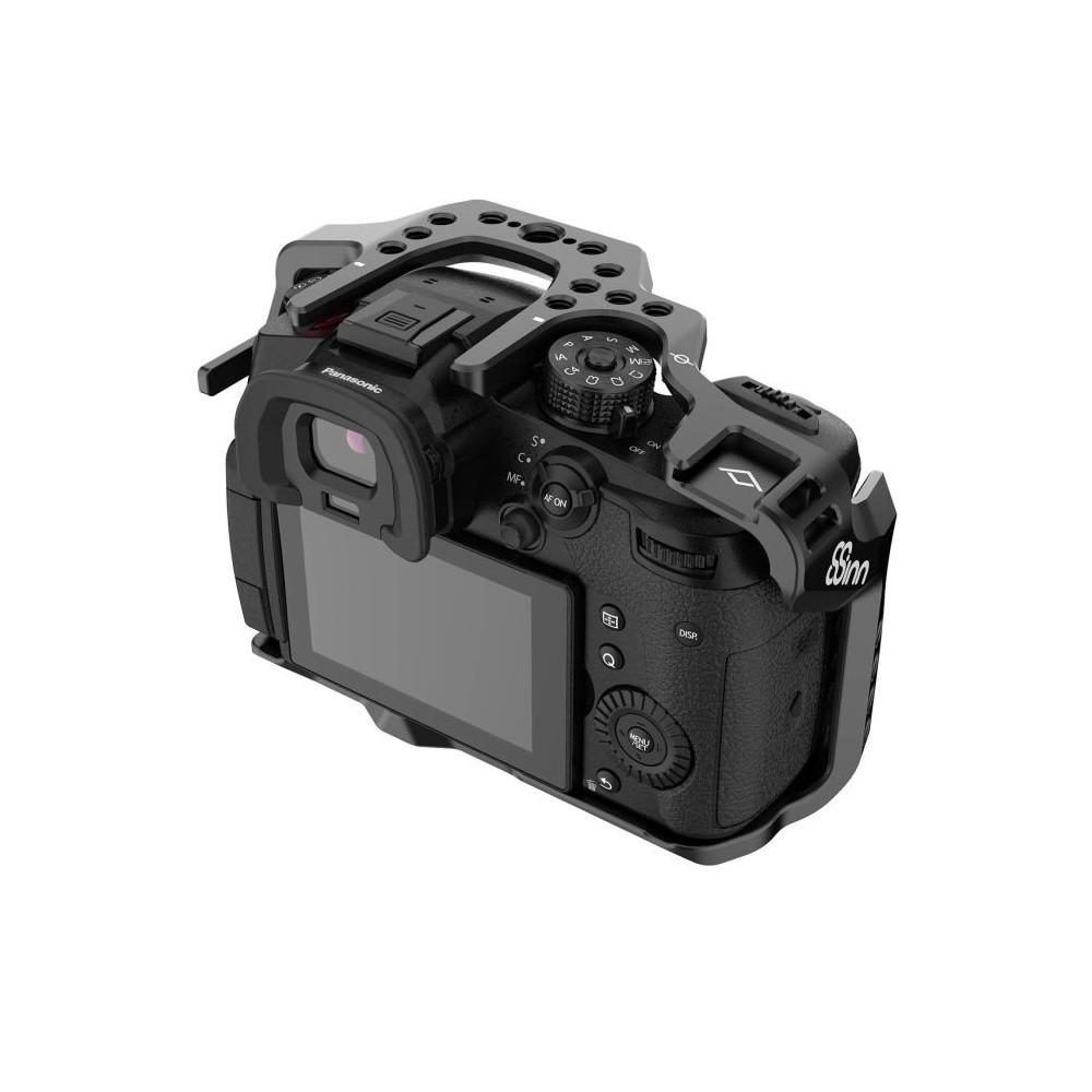 Panasonic GH5 / GH5M2 /GH5s Cage V2 8Sinn - - 1/4" mounting points- One mounting screw (bottom)- Cold shoe mount- Strap holder- 