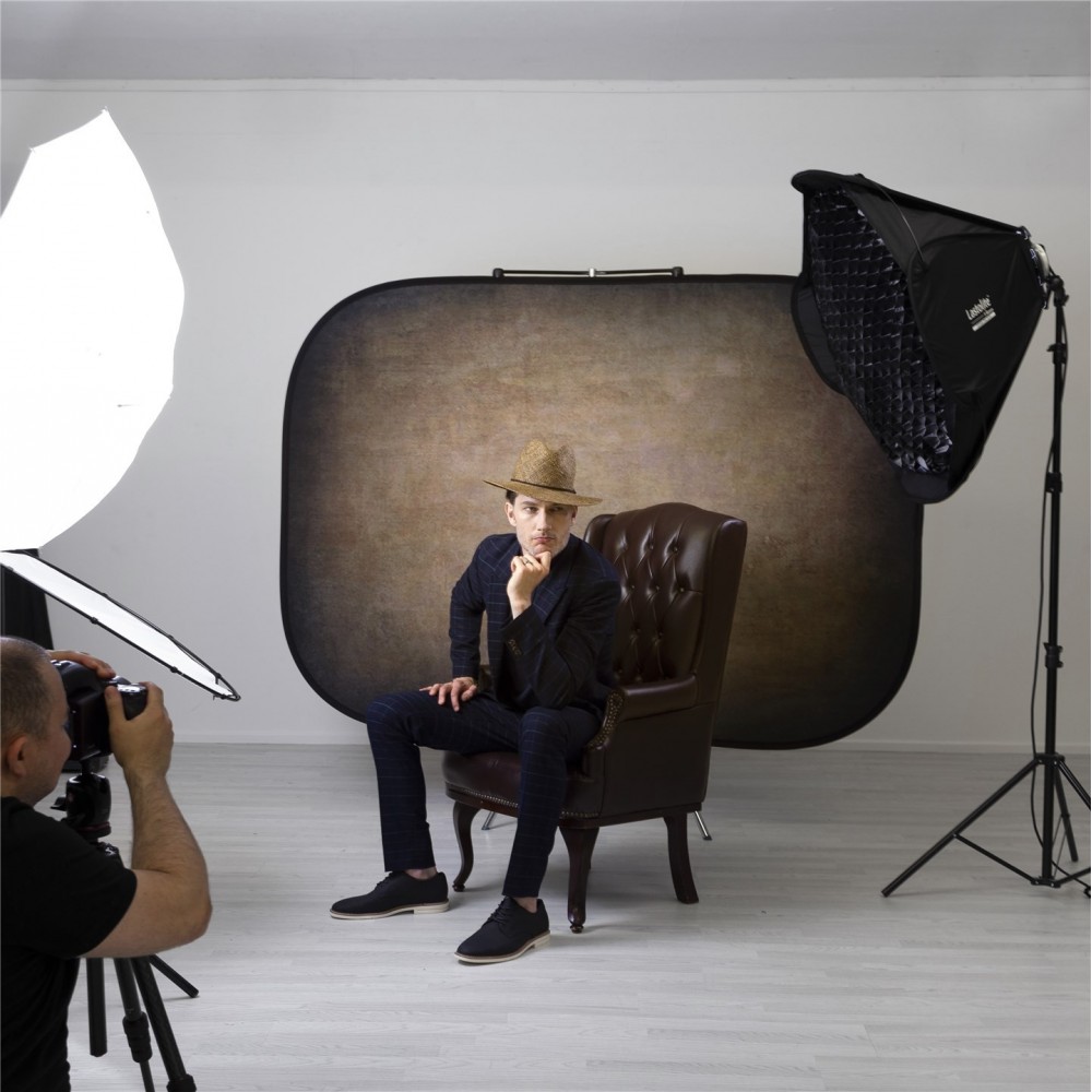 Vintage Collapsible 1.5 x 2.1m Walnut/Pewter Lastolite by Manfrotto - 
Distinctive vintage style look
Double sided
Set up anywhe