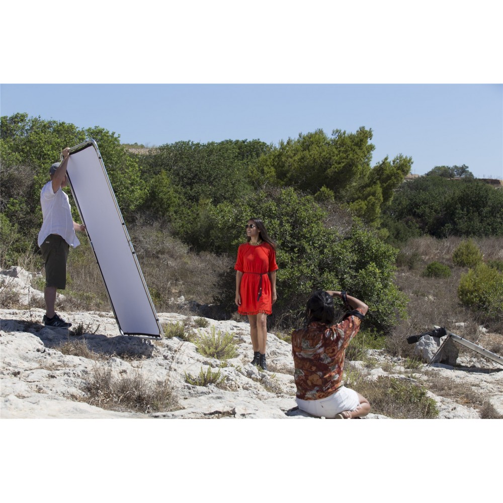 Skylite Rapid Cover Medium 1.1 x 2m Sunfire/White Lastolite by Manfrotto - 
For the location photographer
Compatible with Skylit